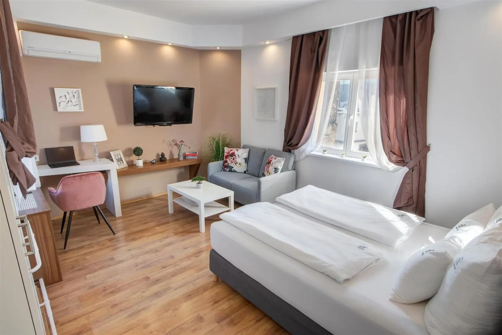 Premium Studio Szervita Square contacts